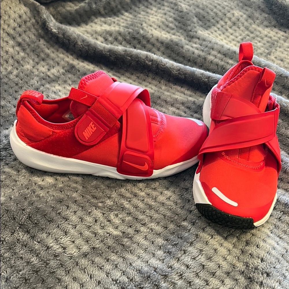 NIB Nike Kids SZ 3Y Red Nike Flex Advance Sneakers